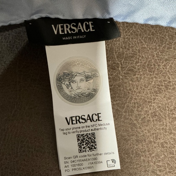 Versace silk scarf - Picture 6 of 8